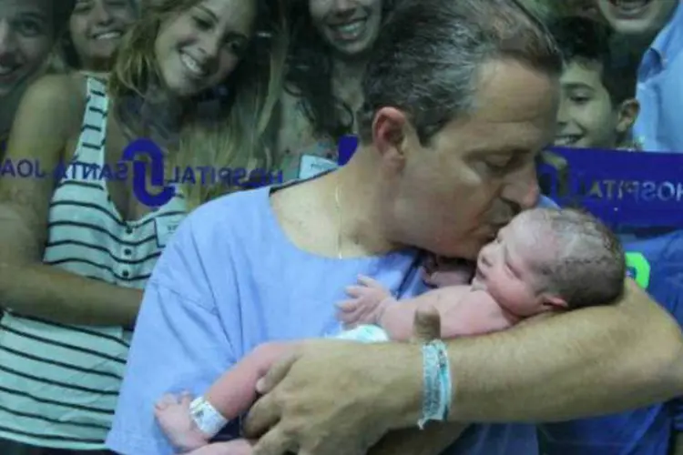 O governador de Pernambuco, Eduardo Campos (PSB), beija filho recém-nascido Miguel em maternidade (Divulgação/Facebook/Eduardo Campos)