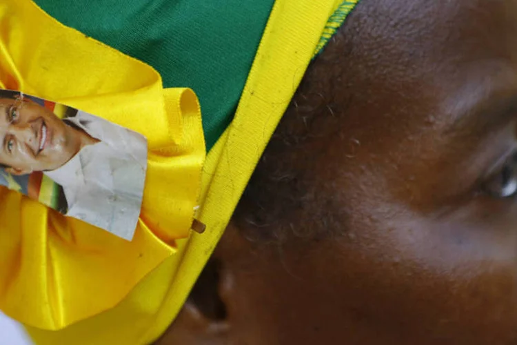 Mulher usa imagem de Eduardo Campos em homenagem em frente ao Palácio Campo das Princesas, sede do governo de Pernambuco (REUTERS/Ricardo Moraes)