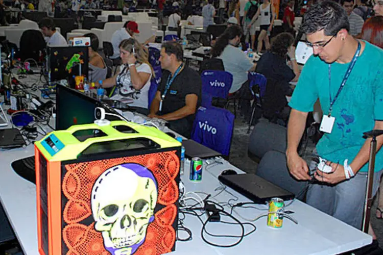 
	Campus Party Brasil 2012: nesta edi&ccedil;&atilde;o, o evento oferecer&aacute; o j&aacute; tradicional acesso a uma rede de banda larga de alta velocidade com 40 Gbps
 (Maurício Grego)