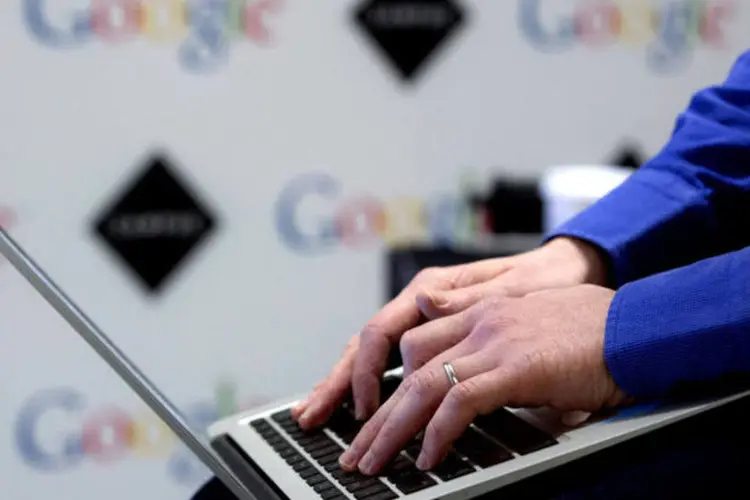Visitante usa um laptop no Campus do Google em Londres, no Reino Unido (Jason Alden/Bloomberg)