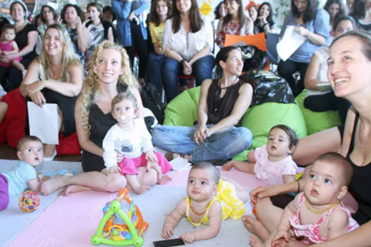 Participantes do programa Campus para Mães, do Google, durante uma aula em Tel Aviv, Israel (Niv Kantor/Divulgação via Bloomberg)