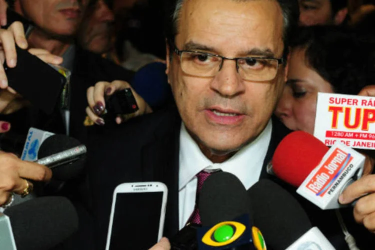 
	Henrique Alves: presidente da C&acirc;mara declarou que laudo pericial sobre sa&uacute;de de Genoino, divulgado pelos m&eacute;dicos da UnB, servir&aacute; apenas para Joaquim Barbosa
 (Alexandra Martins / Câmara dos Deputados)