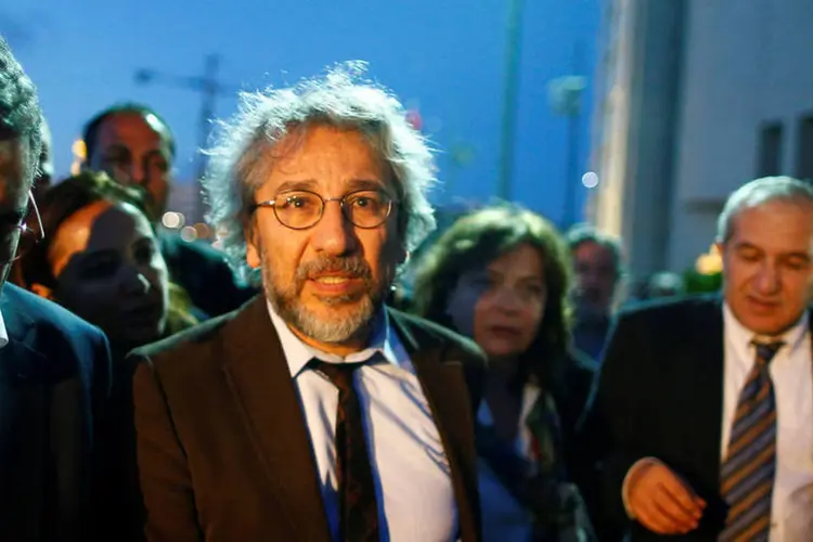 
	Can Dundar: horas antes da divulga&ccedil;&atilde;o do veredicto, um homem disparou tiros contra D&uuml;ndar diante das c&acirc;meras na entrada do tribunal
 (Osman Orsal / Reuters)