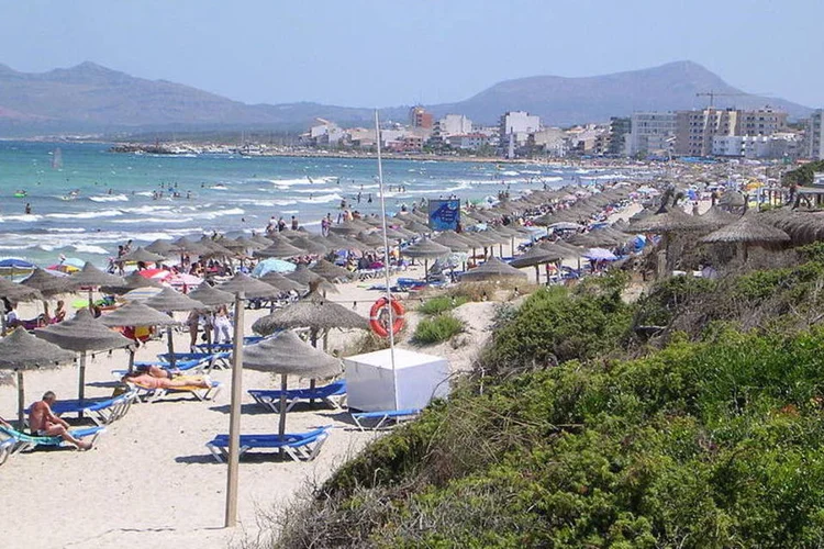 Praia de Mallorca: a barca pode afundar na posição onde as equipes realizaram o resgate, a cerca de 56 quilômetros da costa da ilha (Wikimedia Commons)