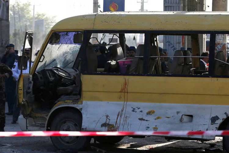 
	Cabul: o ataque suicida contra o &ocirc;nibus aconteceu no come&ccedil;o da manh&atilde; e nele morreram 14 guardas de nacionalidade nepalesa
 (Omar Sobhani / Reuters)