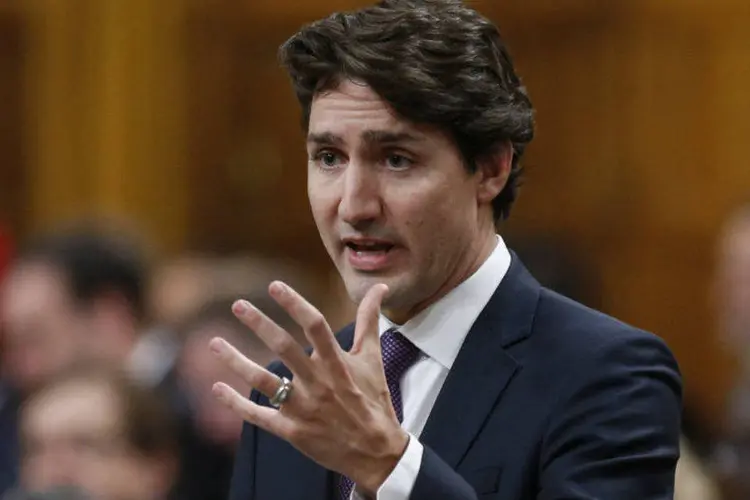 
	Justin Trudeau: o primeiro-ministro, de 44 anos de idade, aparece rodeado pelos super-her&oacute;is canadenses
 (Chris Wattie/Reuters)