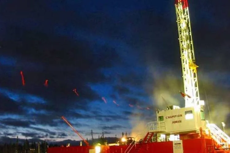 
	Explora&ccedil;&atilde;o de petr&oacute;leo: contrato de petr&oacute;leo mais negociado, com entrega para outubro, subiu US$ 1,14 (1,06%), fechando a US$ 108,37 o barril
 (Wikimedia Commons)