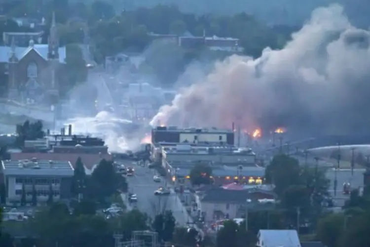Incêndio provocado pela explosão de um trem que transportava petróleo em Quebec, no Canadá (AFP/ François Laplante-Delagrave)