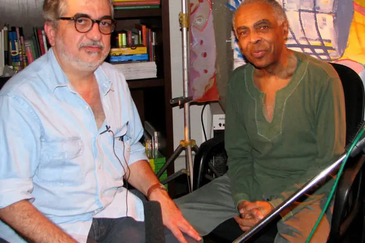
	Geneton Moraes Neto com Gilberto Gil: jornalista n&atilde;o resistiu a complica&ccedil;&otilde;es causadas por um aneurisma da art&eacute;ria aorta
 (Divulgação)