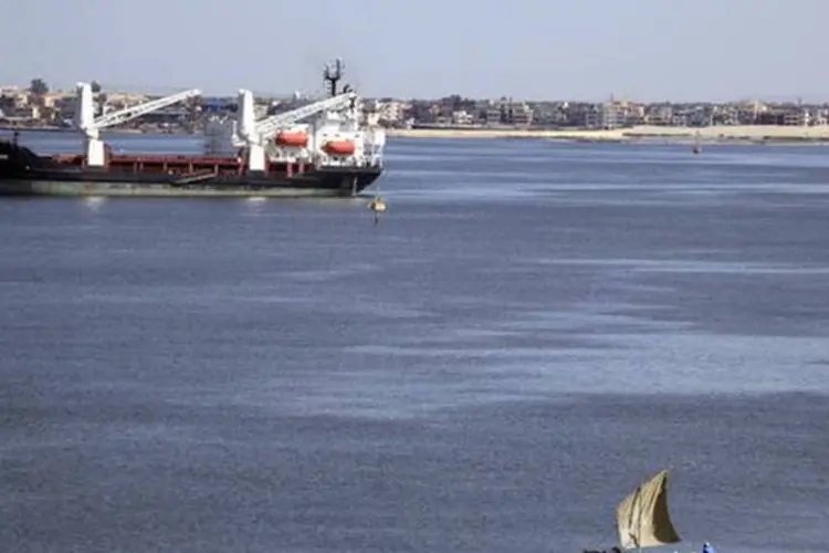 Barco e navio no Canal de Suez, no Egito (Amr Abdallah Dalsh/Reuters)