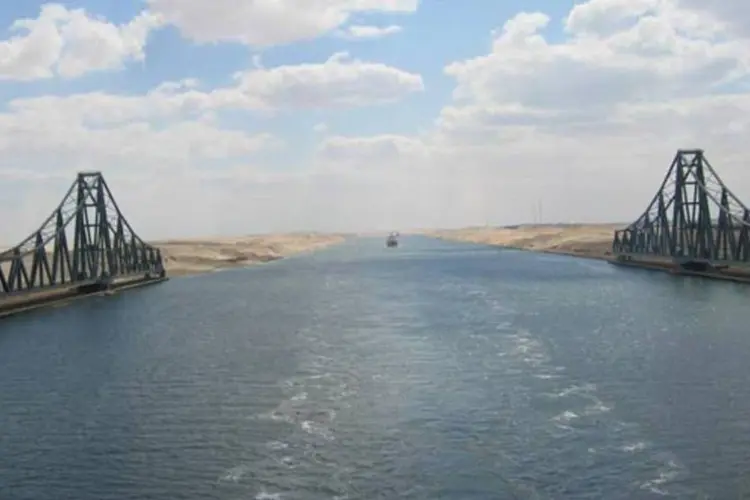 
	Embora o Egito n&atilde;o seja um grande produtor de petr&oacute;leo, cerca de 3 milh&otilde;es de barris do produto passam por dia pelo estrat&eacute;gico Canal de Suez e o oleoduto Suez-Mediterr&acirc;neo
 (H Nawara/Wikimedia Commons)