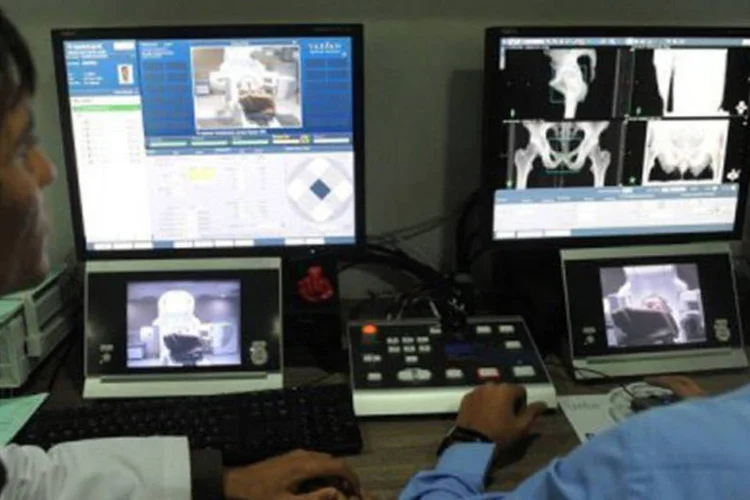 
	T&eacute;cnicos avaliam a evolu&ccedil;&atilde;o de um paciente com c&acirc;ncer: no Brasil, pesquisas do Inca mostram que a leucemia &eacute; o tipo mais frequente na maioria das popula&ccedil;&otilde;es
 (Sam Panthaky/AFP)