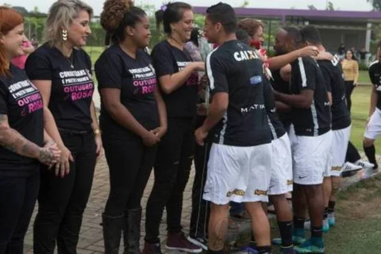 
	Com o slogan &quot;Corinthians &eacute; Preto e Branco, Outubro &eacute; Rosa&quot;, a iniciativa pretende incentivar mulheres a se prevenirem contra o c&acirc;ncer de mama
 (Divulgação)