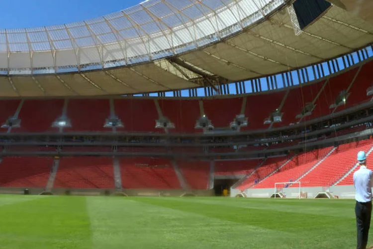 
	Est&aacute;dio Man&eacute; Garrincha, em Bras&iacute;lia: com o p&uacute;blico triplicado em rela&ccedil;&atilde;o ao primeiro teste, haver&aacute; grande mobiliza&ccedil;&atilde;o de for&ccedil;as policiais.
 (Marcello Casal Jr./ABr)