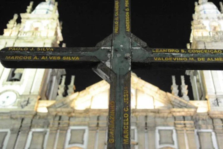 
	A chacina da Candel&aacute;ria ocorreu na noite de 23 de julho de 1993, deixando mortos oito jovens de 11 a 19 anos, em frente &agrave; Igreja da Candel&aacute;ria, no centro do Rio
 (Fernando Frazão/ABr)