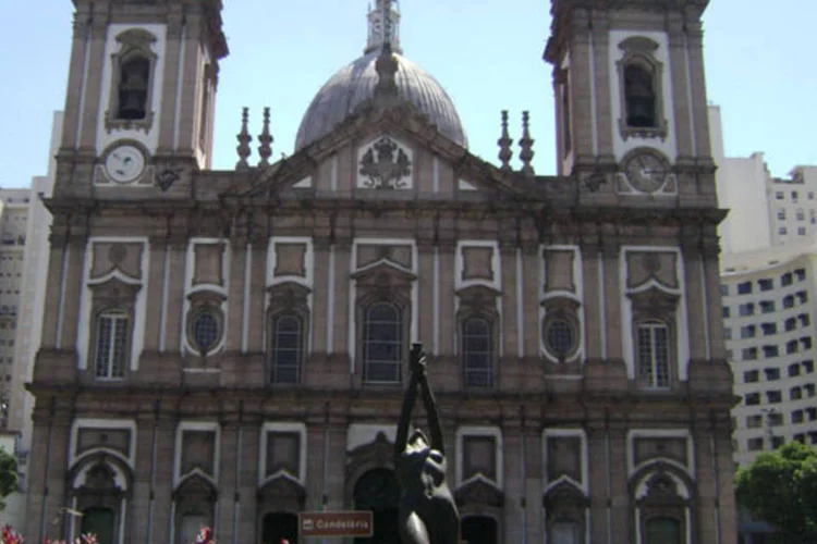 
	Candel&aacute;ria: grupo est&aacute; concentrado na Pra&ccedil;a Pio X, atr&aacute;s da Igreja da Candel&aacute;ria, perto das avenidas Rio Branco e Presidente Vargas
 (WikimediaCommons)