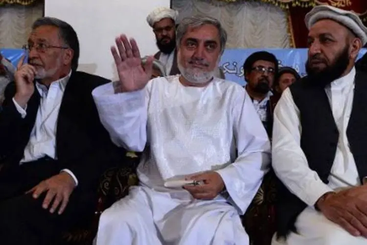 
	Candidato &agrave; presid&ecirc;ncia afeg&atilde; Abdullah Abdullah (c): decis&atilde;o aumenta temores
 (Wakil Kohsar/AFP)