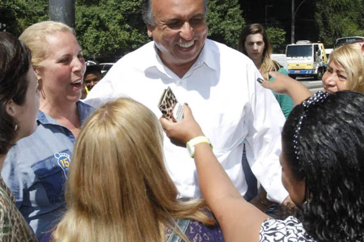 
	Luiz Fernando Pez&atilde;o candidato pelo PMDB ao cargo de Governador do Rio de Janeiro visita a comunidade do Borel
 (Lucas Figueiredo/Pezão 15/Divulgação)