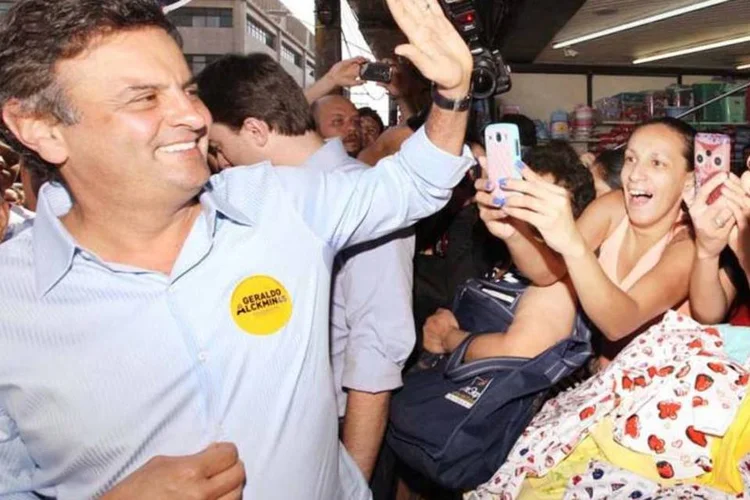 O candidato à Presidência da República Aécio Neves percorre as ruas do centro de São Paulo (Marcos Fernandes/Coligação Muda Brasil/Divulgação via Fotos Públicas)