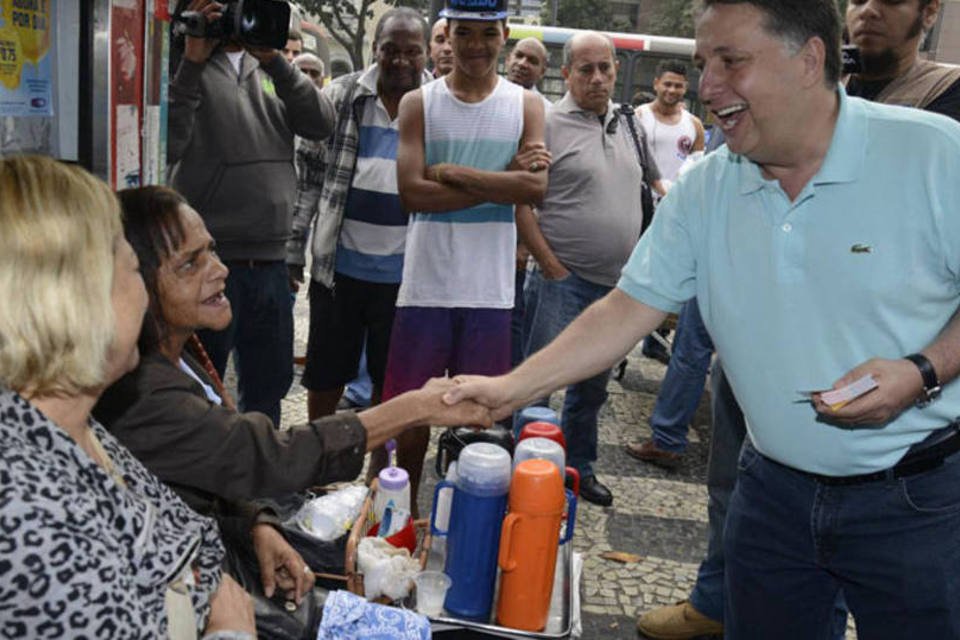 Van e projeto social dão liderança a Garotinho