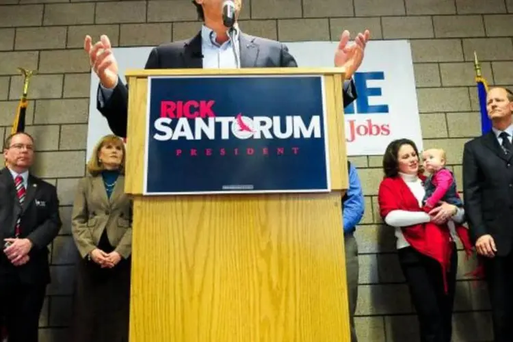 Santorum registra receita muito menor que as declaradas por seus imediatos adversários na batalha pela candidatura  (Ben Garvin/Getty Images)