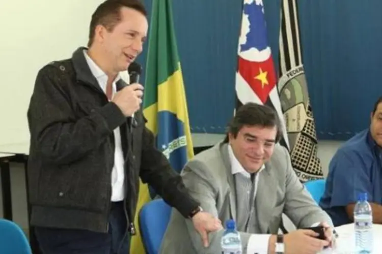 Candidato subiu ao altar para pedir votos e cantar Romaria, acompanhado de seu candidato a vice, Luiz Flávio Borges D'Urso  (Divulgação/Facebook)