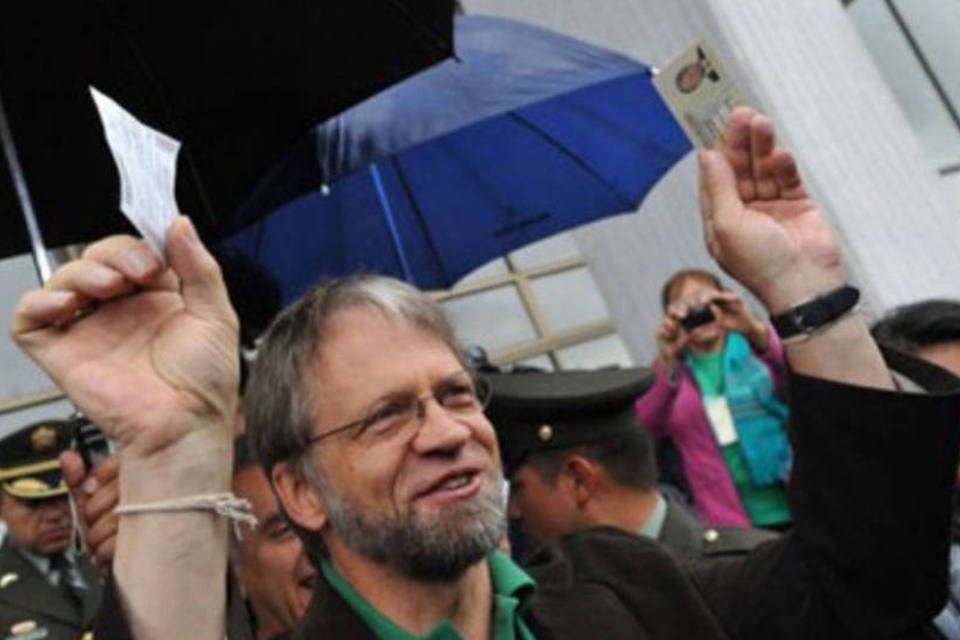 Candidato pede que colombianos votem, apesar da chuva e Copa do Mundo