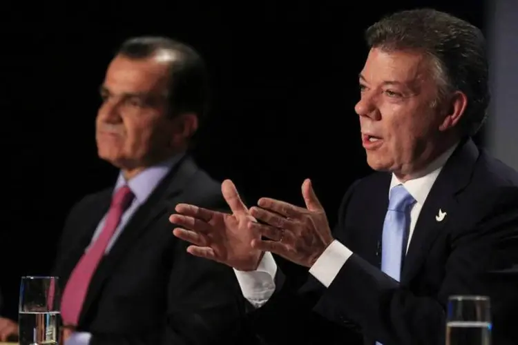 Os candidatos à Presidência da Colômbia, Juan Manuel Santos (D) e Óscar Iván Zuluaga (Jose Miguel Gomez/Reuters)