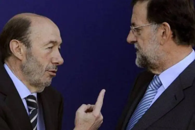 O ex-ministro do Interior, Rubalcaba (E), conversa com o líder da direita espanhola, Rajoy (D) (Dani Pozo/AFP)