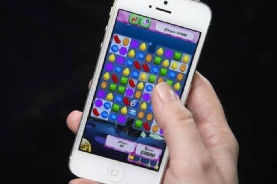 Homem rompe tendão do polegar após 6 semanas de Candy Crush