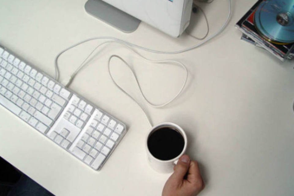 Dois em um: caneca de café funciona como mouse USB
