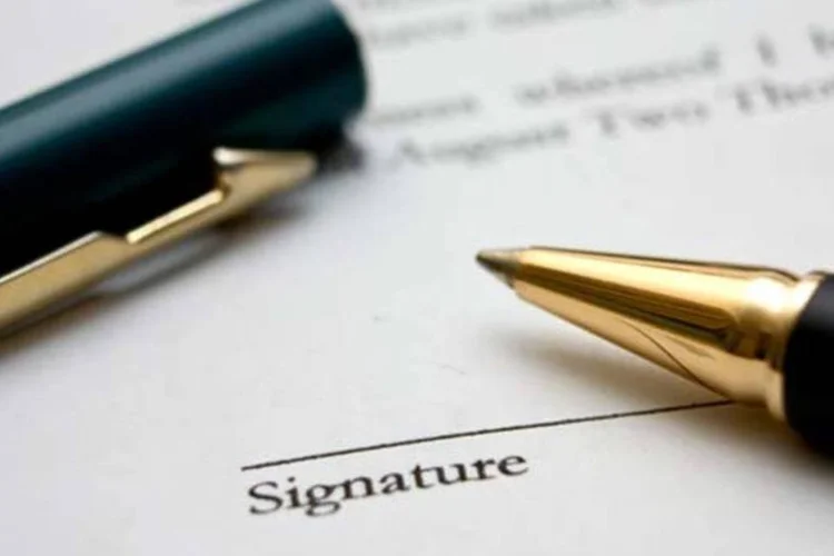 Caneta sobre contrato: antes de assinar, é preciso ler e entender todas as cláusulas (SXC)