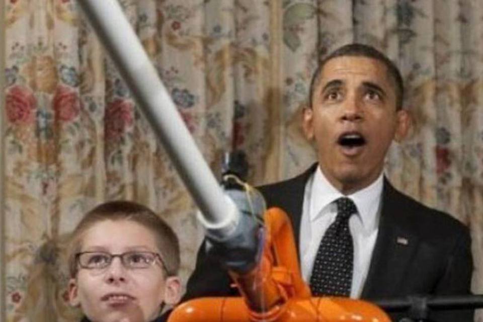 Obama usa canhão de marshmallows diante de jovens inventores