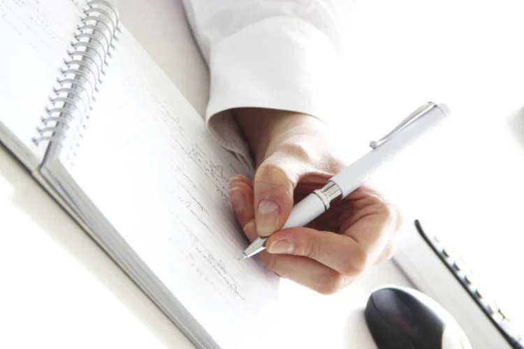 
	Pessoa escrevendo: locu&ccedil;&atilde;o &quot;junto a&quot; &eacute; usada de maneira errada em muitas vezes
 (Thinkstock)