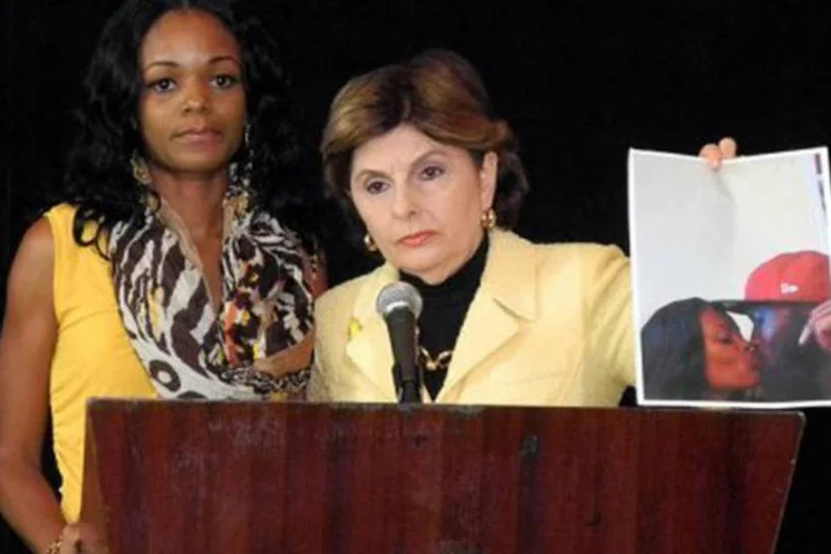 Procuradora Gloria Allred (c) em coletiva de imprensa com Yovonka Bryant, namorada de Rudy Eugene, em 26 de maio (©AFP/Arquivo / Paula Bustamante)