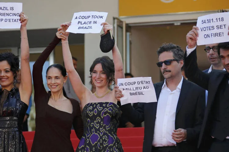 Equipe do filme "Aquarius" protesta contra o impeachment no tapete vermelho do Festival de Cannes, dia 17/05/2016 (Jean-Paul Pelissier / Reuters)