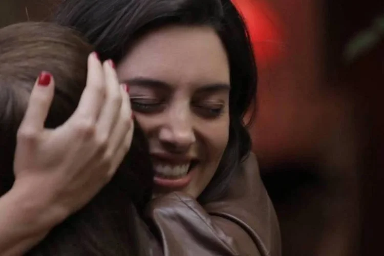 No filme, filha conta à mãe que está grávida e momento emocionante é registrado pelo marido da Luciane com uma câmera Canon (Reprodução/ Youtube)