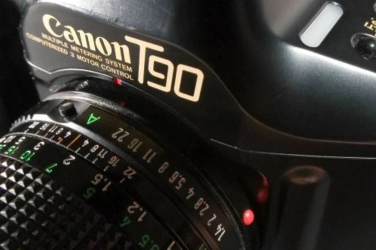 
	A Canon disse que n&atilde;o pensa em retirar a produ&ccedil;&atilde;o da China, mas cortou a previs&atilde;o de vendas de c&acirc;meras compactas para o ano para 19 milh&otilde;es das originais 21 milh&otilde;es previstas
 (Wikimedia Commons)