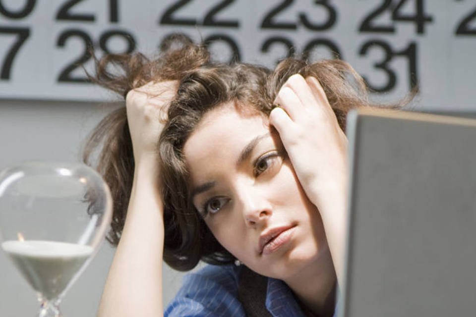 Profissional cansada: ter um dia folga na semana é direito garantido por lei (Thinkstock)