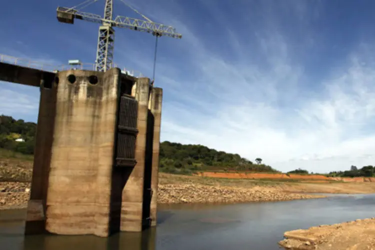 
	Sistema de capta&ccedil;&atilde;o de &aacute;gua do sistema de abastecimento Cantareira na represa de Jaguari, em Joan&oacute;polis
 (Paulo Whitaker/Reuters)