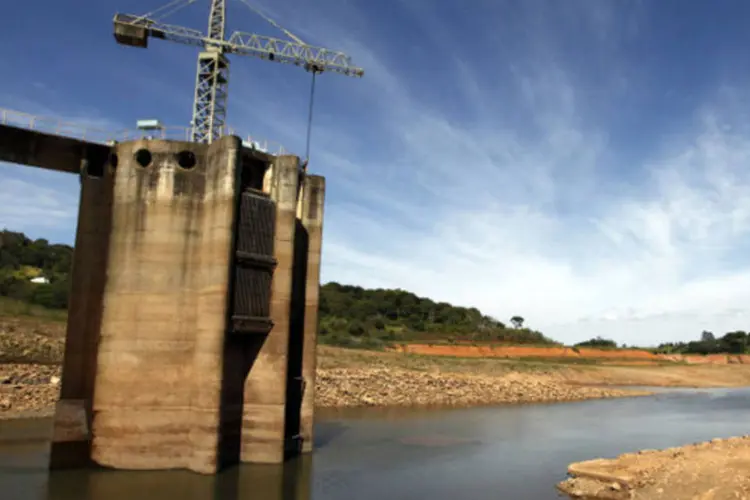 
	Sistema de capta&ccedil;&atilde;o de &aacute;gua do sistema de abastecimento Cantareira na represa de Jaguari: h&aacute; exatamente um ano, o n&iacute;vel dos reservat&oacute;rios era de 62% de sua capacidade total
 (Paulo Whitaker/Reuters)