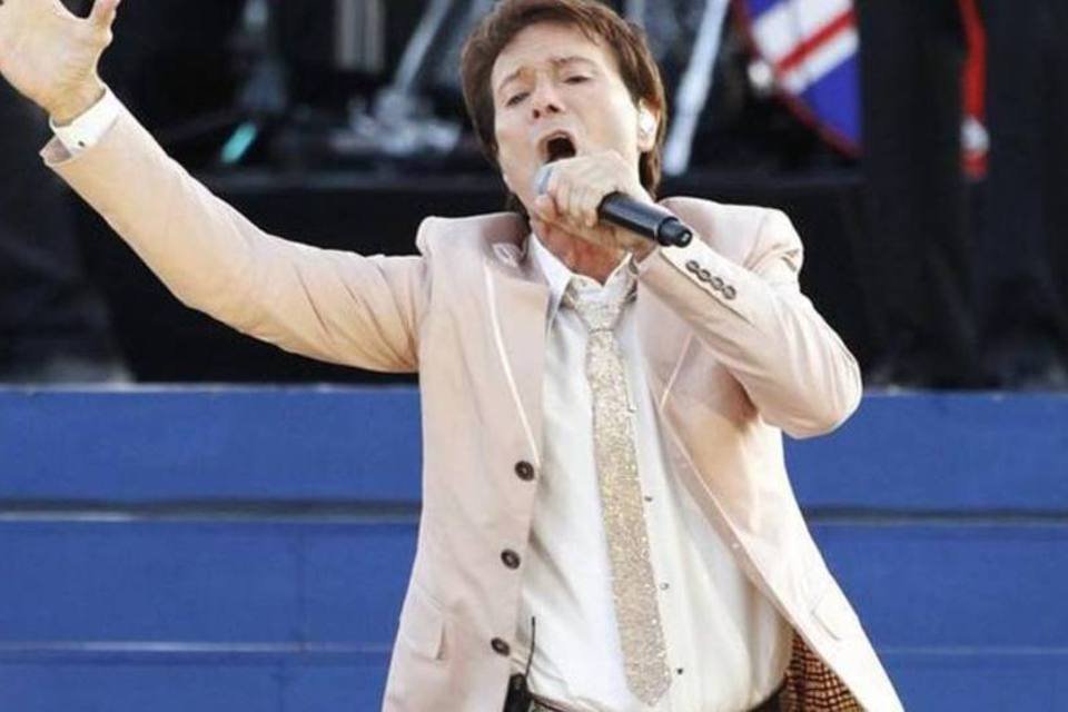 Cantor Cliff Richard depõe sobre acusação de abuso sexual