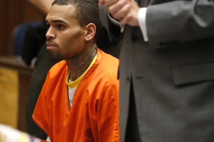 Cantor Chris Brown, culpado de agredir sua namorada Rihanna, aparece em tribunal após violar sua liberdade condicional, em Los Angeles (Lucy Nicholson/Reuters)