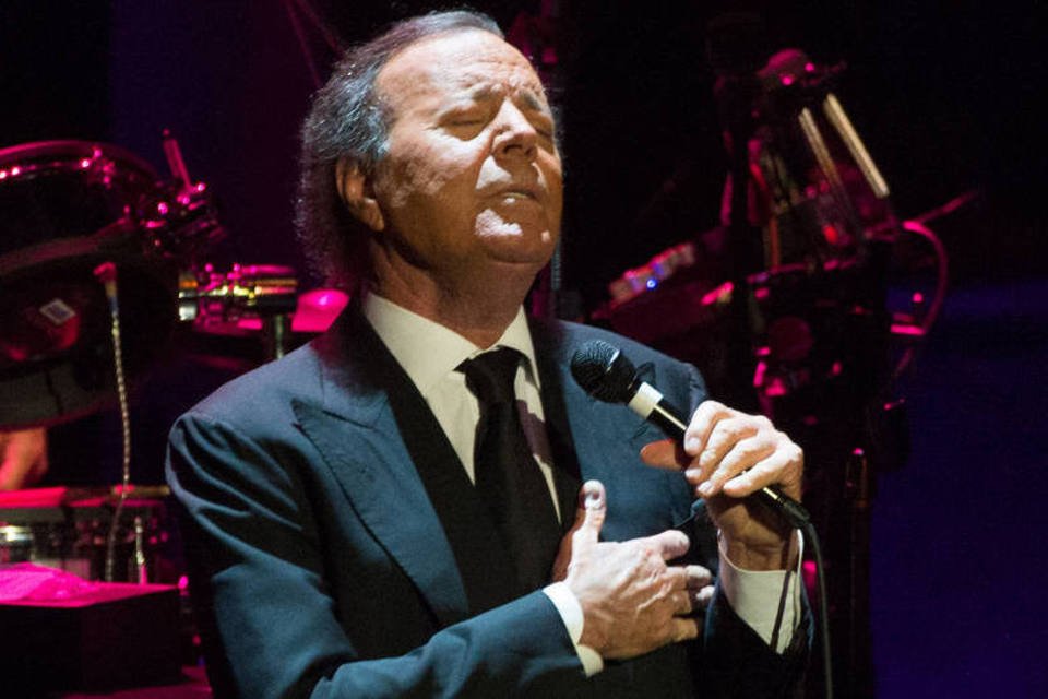 Julio Iglesias não vai mais cantar em cassinos de Trump