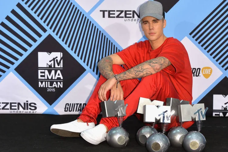 
	Justin Bieber e seus pr&ecirc;mios: o cantor, que se tornou famoso aos 13 anos de idade e virou um fen&ocirc;meno pop global, ir&aacute; lan&ccedil;ar no m&ecirc;s que vem seu primeiro disco em tr&ecirc;s anos
 (Getty Image / Anthony Harvey)