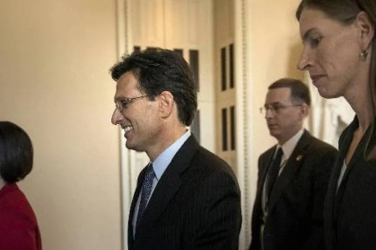 
	Eric Cantor (c), do Partido Republicano: esperava-se que ele ficasse at&eacute; janeiro
 (Brendan Smialowski/AFP)