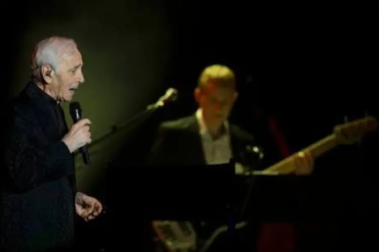 O cantor Charles Aznavour se apresenta em Berlim, em 22 de maio de 2014 (John MacDougall/AFP)