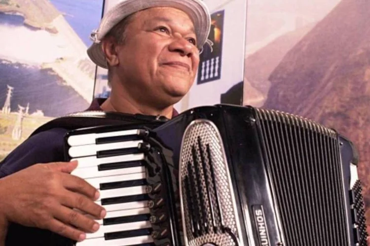 
	O cantor e compositor Dominguinhos, em 2003: n&atilde;o h&aacute; previs&atilde;o de retirar os aparelhos que o ajudam a respirar pelo menos nas pr&oacute;ximas 48 horas
 (Vítor Soares)