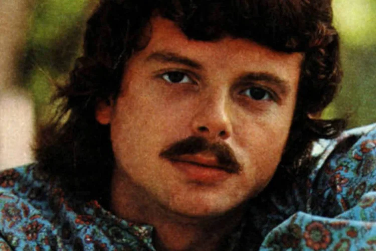 
	Cantor Scott McKenzie: depois da m&uacute;sica, o pr&oacute;prio McKenzie rompeu com a sociedade convencional e passou dez anos morando na Virg&iacute;nia
 (GAB Archive/Getty Images)