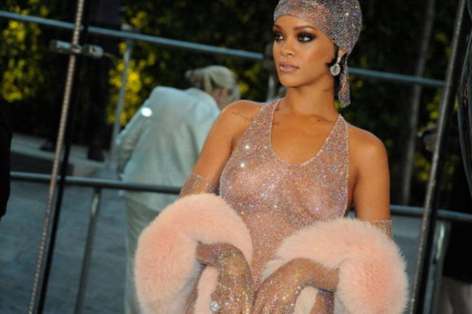 Rihanna recebe Oscar da Moda com vestido transparente